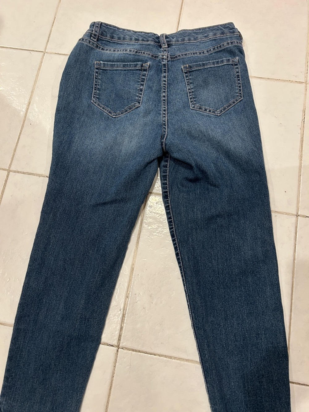 Women's Blue beautiful Embroidered Floral Jeans. Size 6P. Lots of stretch. - Picture 7 of 9